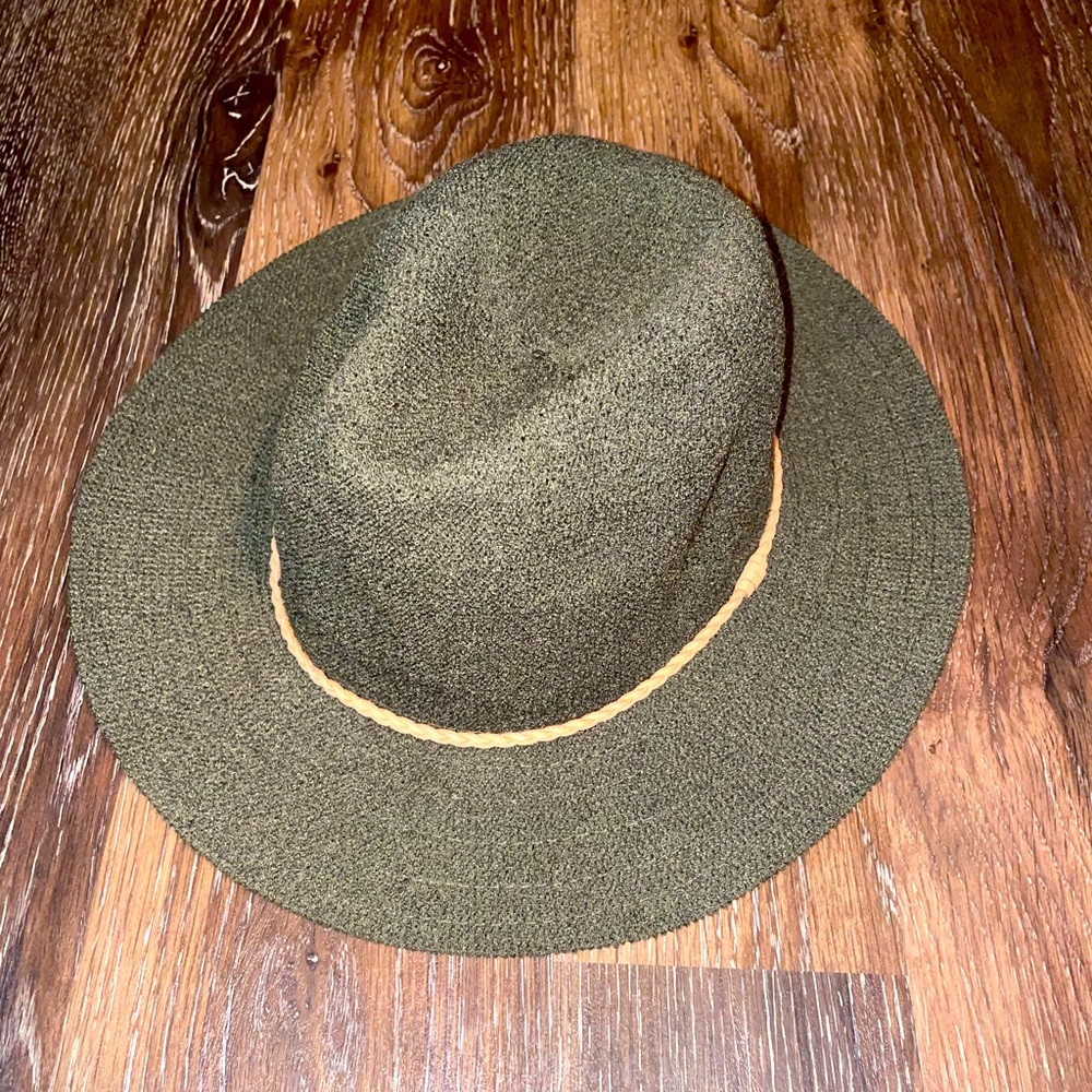 Womens green hat ,One size, from francesas, from a smoke free home !
